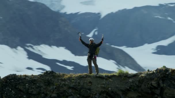 Klättrare reser på Alaska Glaciär berg — Stockvideo