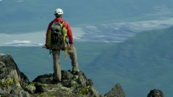 アラスカの氷河の山で登山者を旅します。 — ストック動画