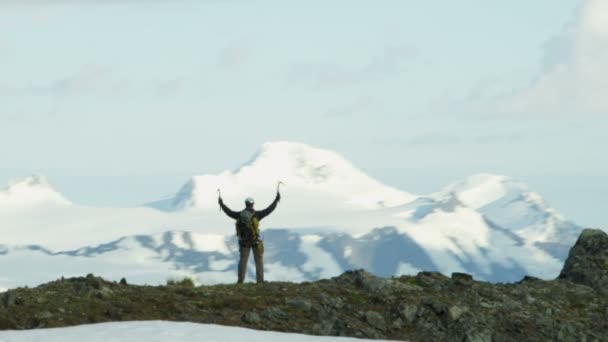 Dağcı Alaska buzul dağlar üzerinde seyahat — Stok video