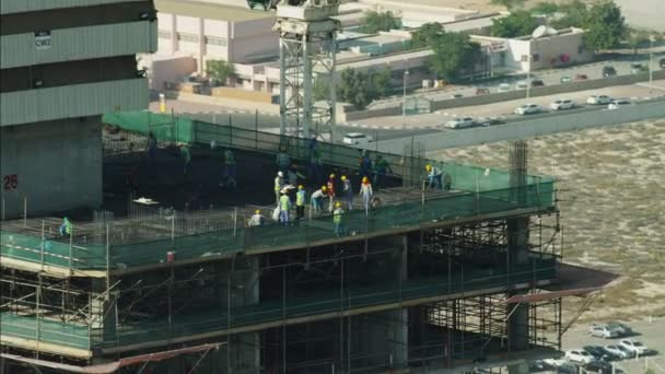 Dubaj stavební dělníci a stavební jeřáby — Stock video