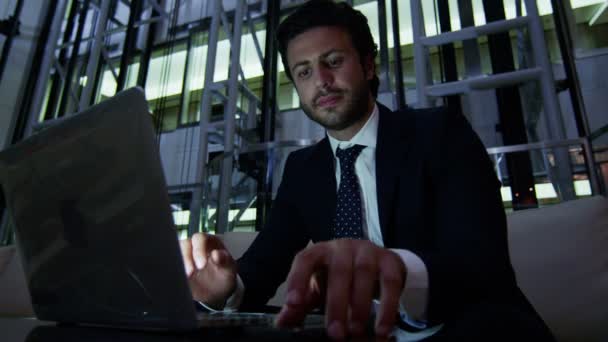 Hombre de negocios árabe trabajando en el ordenador portátil por la noche — Vídeos de Stock