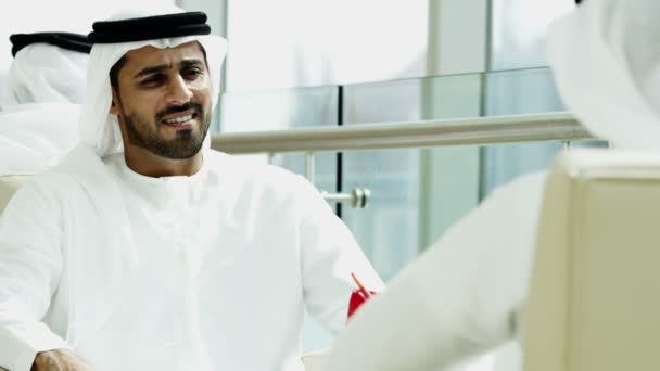 Арабские бизнесмены обсуждают свое партнерство — стоковое видео