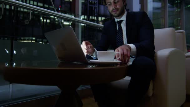 夜のラップトップに取り組んでアラビア語の実業家 — ストック動画