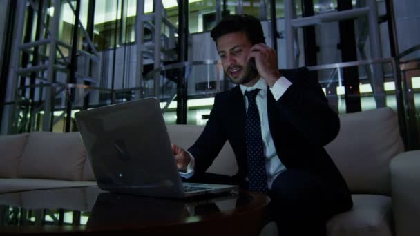 Arabiska affärsman arbetar på bärbar dator på natten — Stockvideo