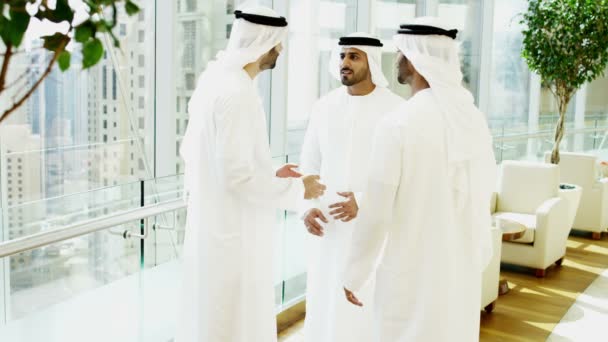 Los empresarios árabes en se reúne en la oficina moderna — Vídeos de Stock