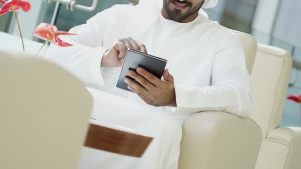 Hombre de negocios árabe usando tableta digital — Vídeo de stock