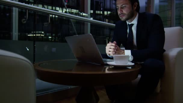 Arabischer Geschäftsmann arbeitet nachts am Laptop — Stockvideo