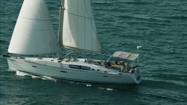 Yacht à voile de luxe avec des personnes en vacances — Video