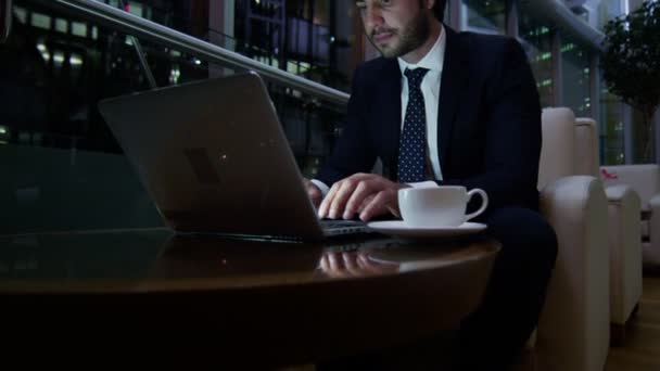 Arabia liikemies työskentelee kannettavan tietokoneen yöllä — kuvapankkivideo