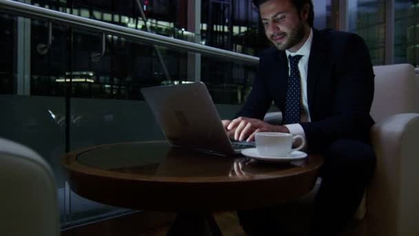 Empresário árabe trabalhando no laptop à noite — Vídeo de Stock