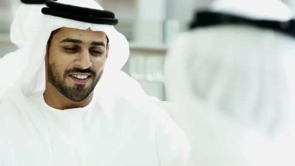 Arabski przedsiębiorców w nowoczesnym biurze Dubai — Wideo stockowe