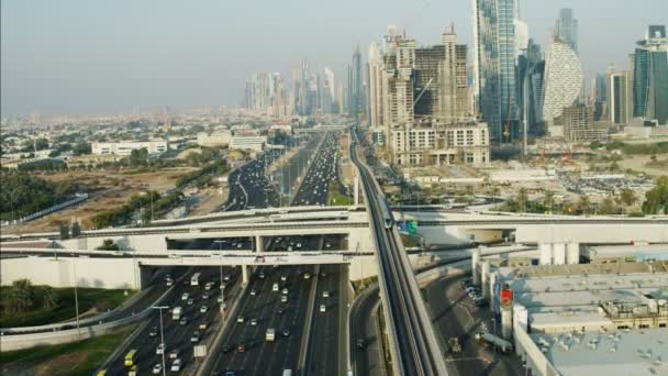Дубайское метро Rail Sheikh Zayed Road — стоковое видео