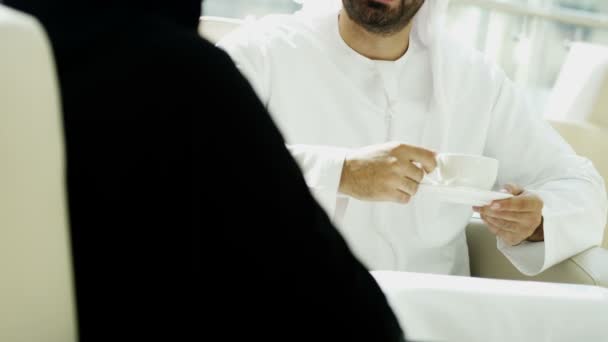 Arabiska affärsman och affärskvinna diskutera i office — Stockvideo
