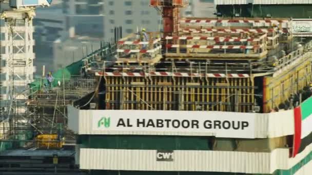 Dubai Trabajadores de la construcción en edificio de gran altura — Vídeos de Stock