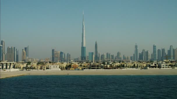 Casas de playa frente al mar Burj Khalifa rascacielos — Vídeos de Stock