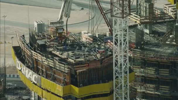 Строительство воздушных кранов в Дубае — стоковое видео
