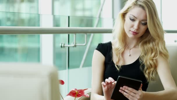 Mujer de negocios en vestido negro usando tableta digital — Vídeo de stock