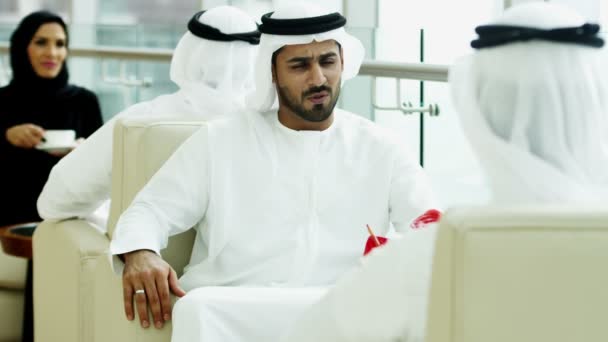 Arab üzletemberek Dubai modern irodában — Stock videók