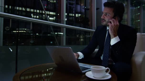 Empresário árabe trabalhando no laptop à noite — Vídeo de Stock