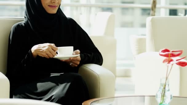 Araba donna d'affari bere caffè — Video Stock