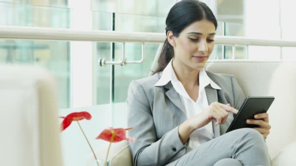 Mujer de negocios en traje de negocios utilizando tableta digital — Vídeo de stock