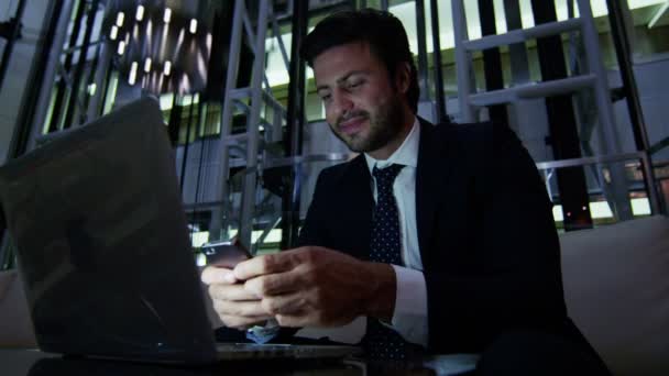 Арабська бізнесмен, що працюють на ноутбуці вночі — стокове відео
