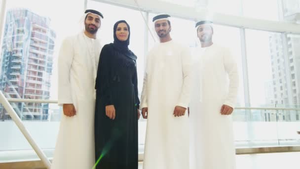 Arabisches Business-Team in traditioneller Kleidung — Stockvideo