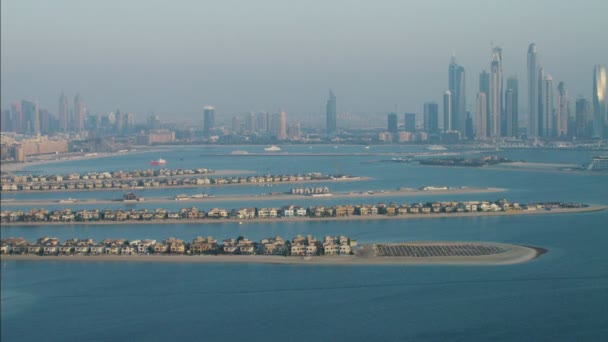 Прибережні хмарочоси Palm Jumeirah Island — стокове відео