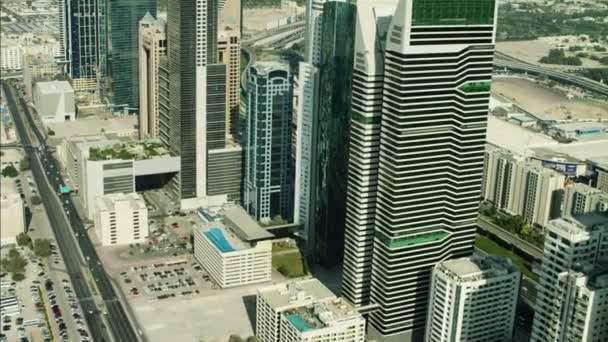 Здания в Дубае украшают небоскребы — стоковое видео
