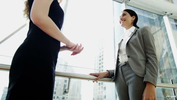 Business women meeting in Dubai office building — Αρχείο Βίντεο