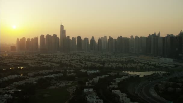 Luchtfoto dubai stad wolkenkrabbers bij zonsondergang — Stockvideo