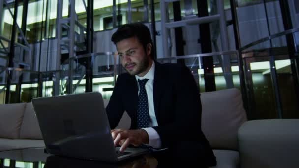 Arapça işadamı dizüstü bilgisayarda çalışma gece — Stok video
