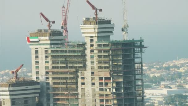 Строители Дубая на подъеме здания — стоковое видео