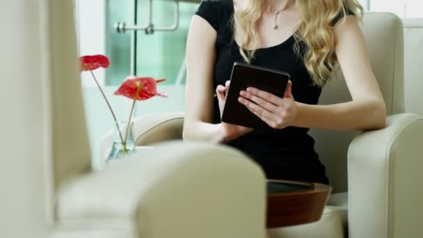 Бізнес-леді в чорній сукні з використанням цифрового планшета — стокове відео