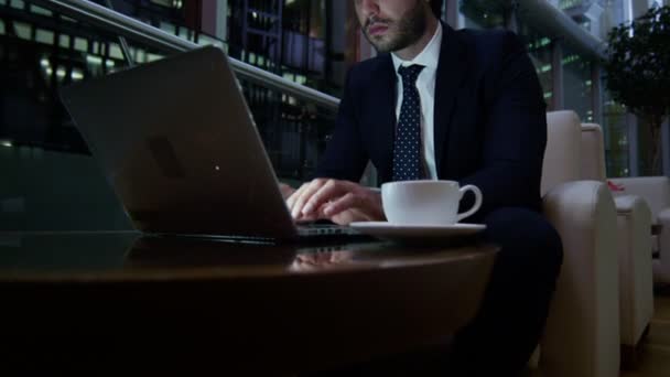 Арабский бизнесмен, работающий ночью на ноутбуке — стоковое видео