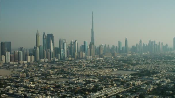 Luchtfoto skyline van Dubai wolkenkrabbers — Stockvideo