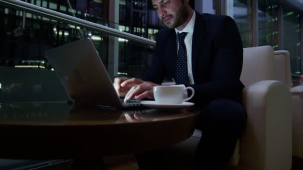 Arabic businessman working on laptop at night — Stock Video