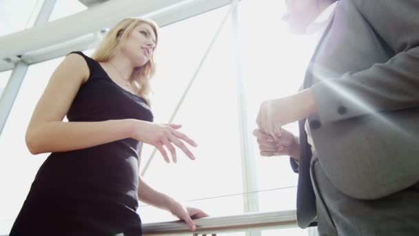 Business women meeting in Dubai office building — Αρχείο Βίντεο