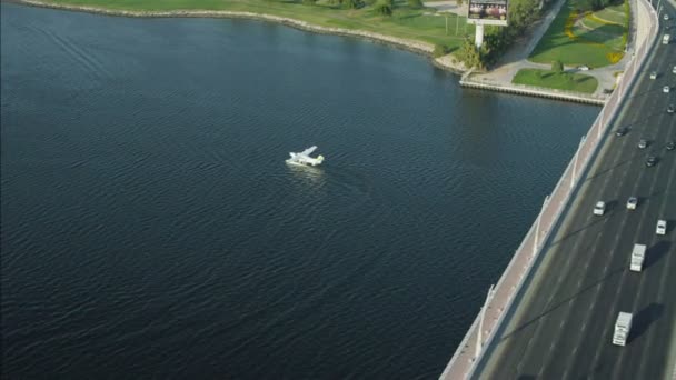 空中水上飞机在迪拜河 — 图库视频影像