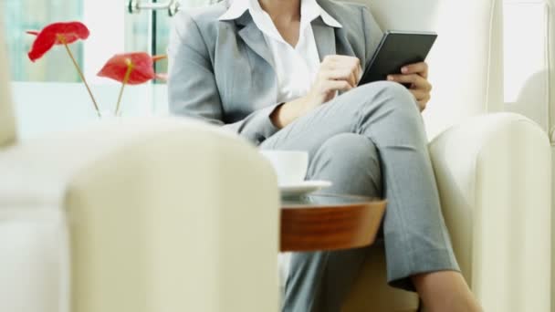 Affärskvinna i Business Suit med digital Tablet — Stockvideo