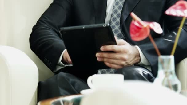 Arabic businessman using digital tablet — Stock Video