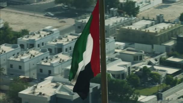 Bandeira nacional aérea dos Emirados Árabes Unidos voando — Vídeo de Stock