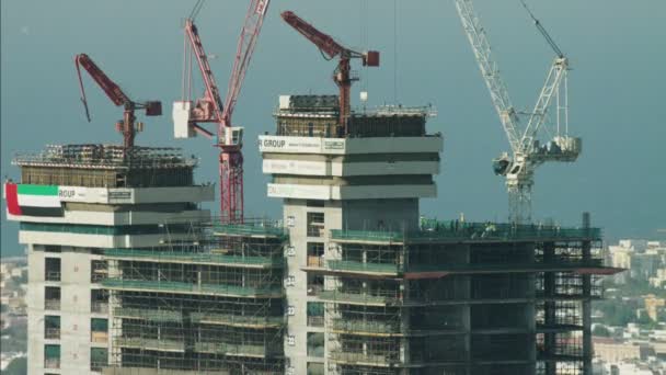 Lavoratori edili e gru da costruzione Dubai — Video Stock