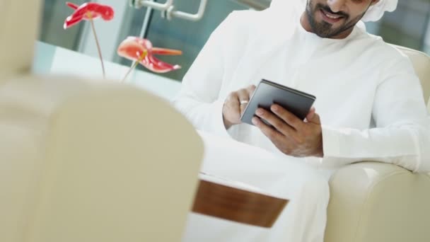 Arabischer Geschäftsmann mit digitalem Tablet — Stockvideo