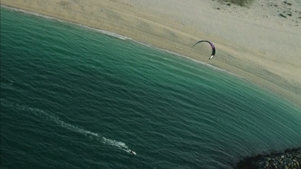 Dubai Kite Surfing flying Extreme Sport — стоковое видео