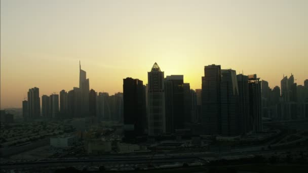 Antenne Dubai Wolkenkratzer Silhouetten bei Sonnenuntergang — Stockvideo