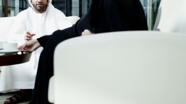 Arabisk forretningsmann og forretningskvinne møtes på hotell – stockvideo