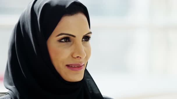 Arabische Geschäftsfrau trinkt Kaffee — Stockvideo