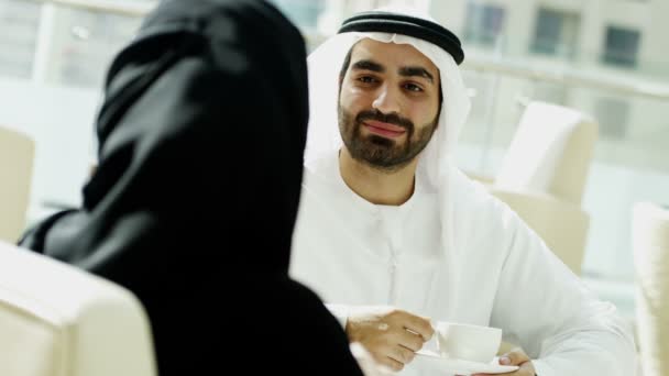 Homme d'affaires arabe et femme d'affaires discutant en fonction — Video