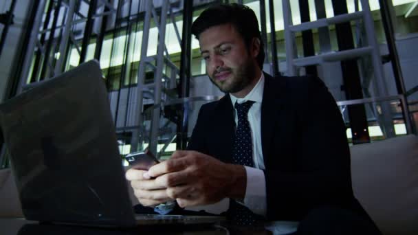 Empresário árabe trabalhando no laptop à noite — Vídeo de Stock